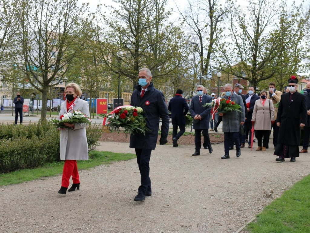 Złożenie kwiatów przy Dębie Niepodległości