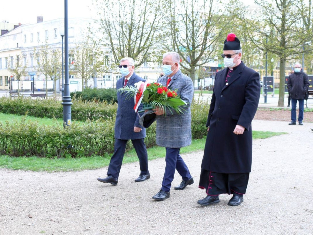 Złożenie kwiatów przy Dębie Niepodległości