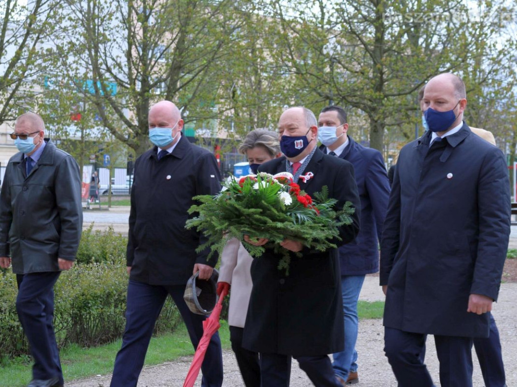 Złożenie kwiatów przy Dębie Niepodległości