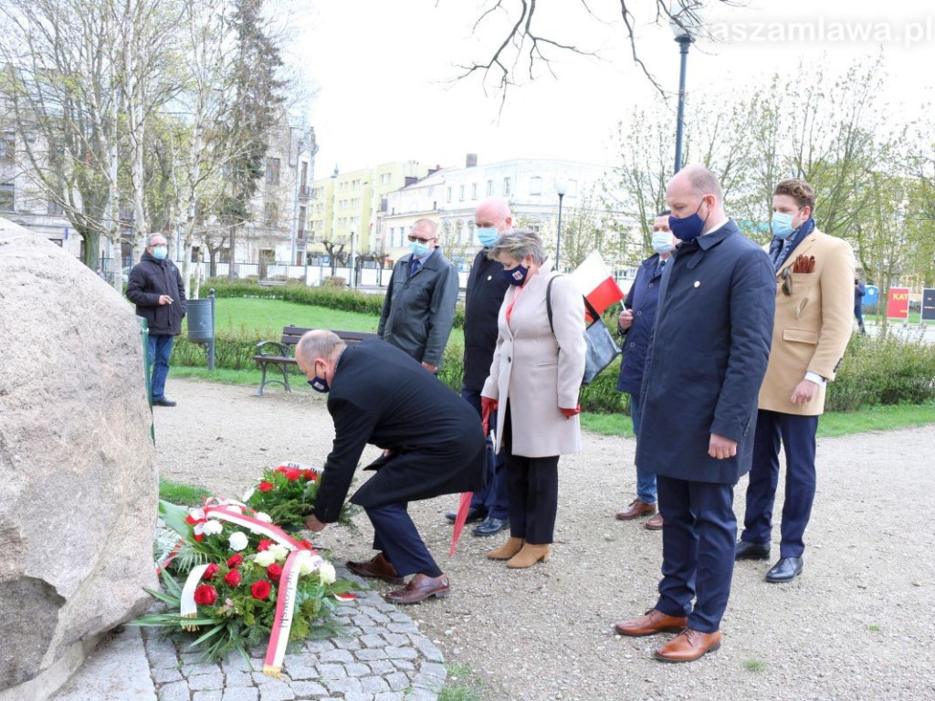 Złożenie kwiatów przy Dębie Niepodległości