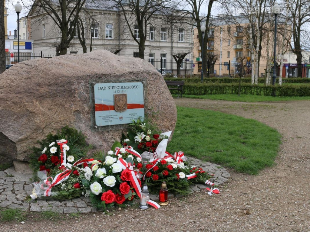 Złożenie kwiatów przy Dębie Niepodległości