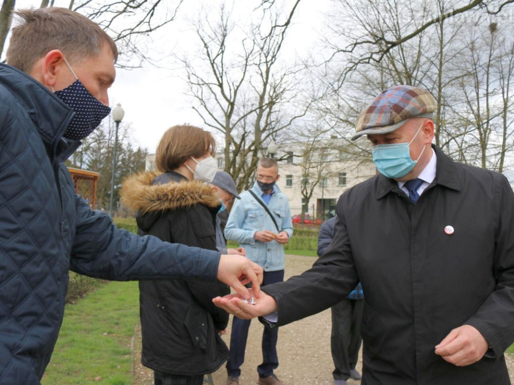 Złożenie kwiatów przy Dębie Niepodległości