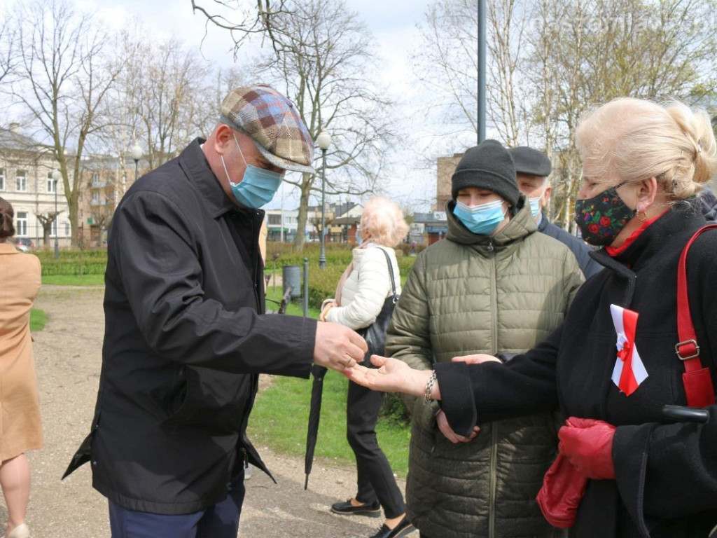 Złożenie kwiatów przy Dębie Niepodległości