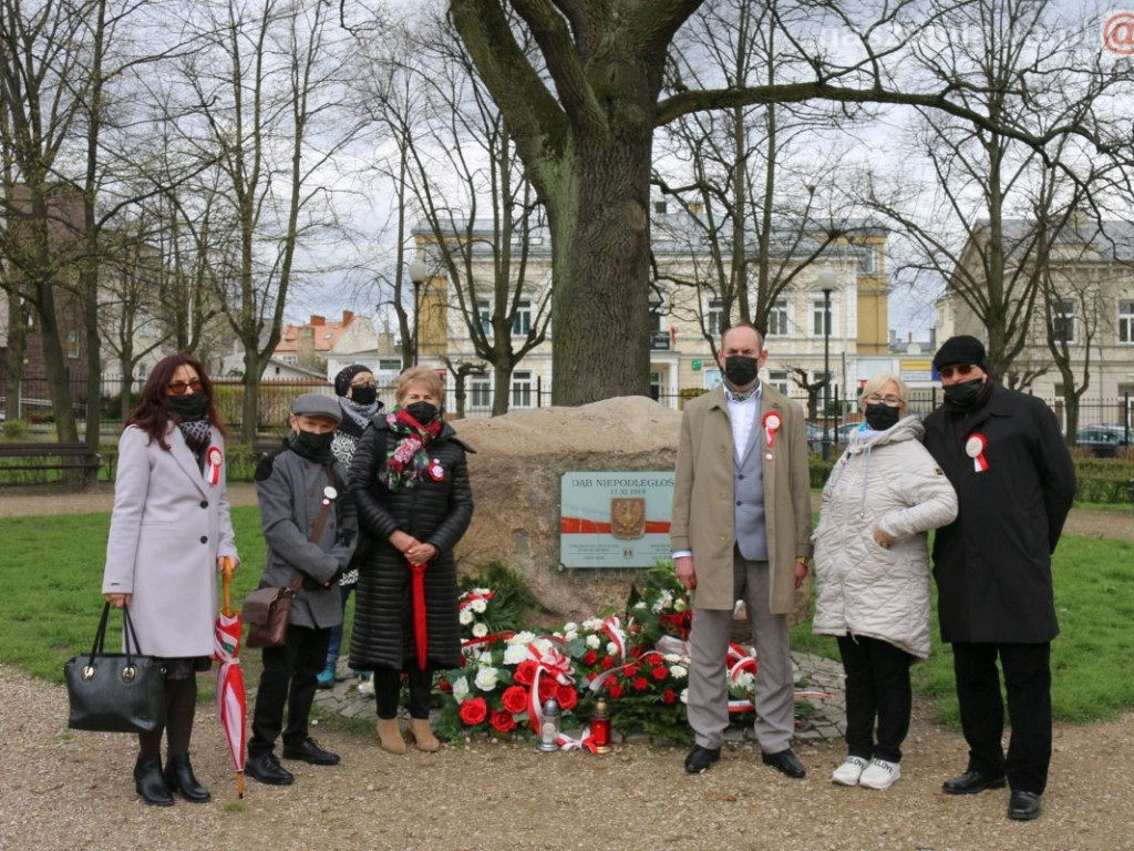 Złożenie kwiatów przy Dębie Niepodległości