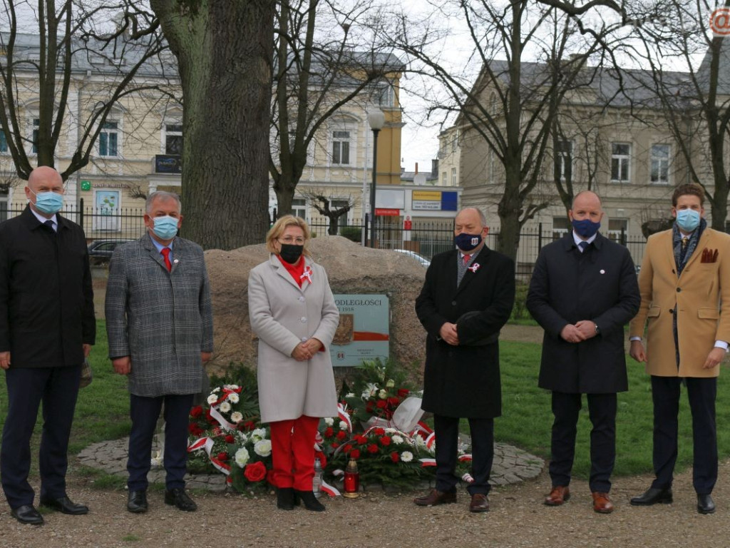 Złożenie kwiatów przy Dębie Niepodległości