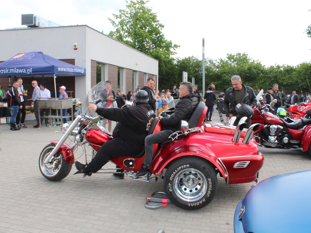 Piknik przy stadionie. Parada motocykli i aut tuningowych [AKTUALIZACJA]