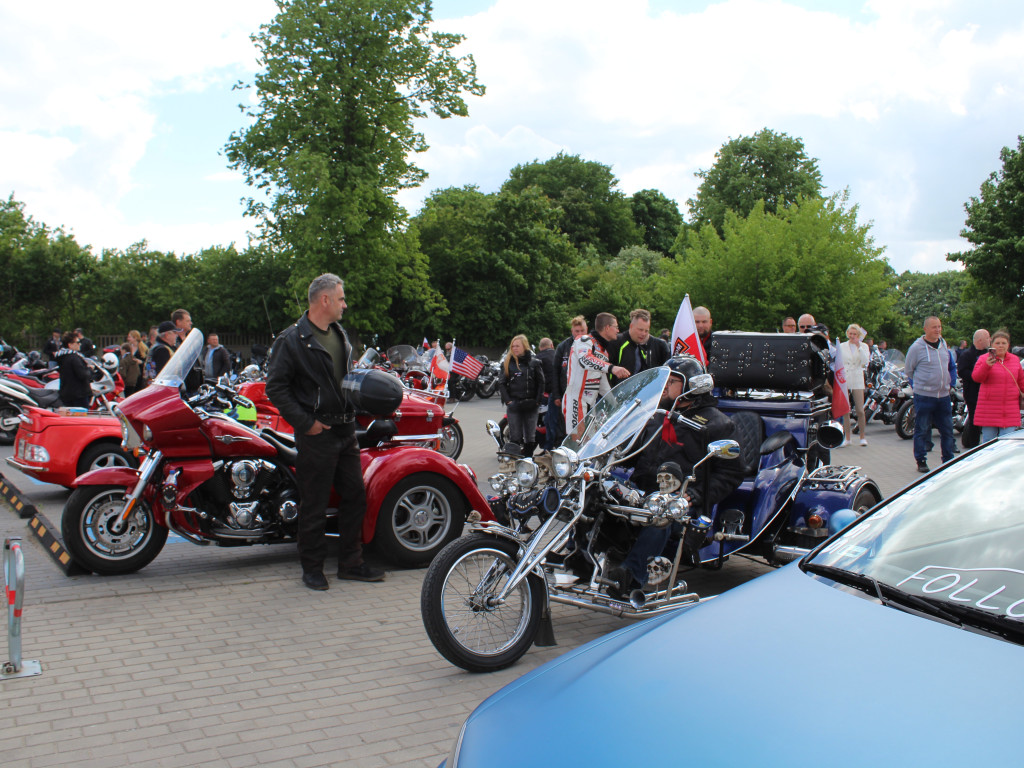 Piknik przy stadionie. Parada motocykli i aut tuningowych [AKTUALIZACJA]