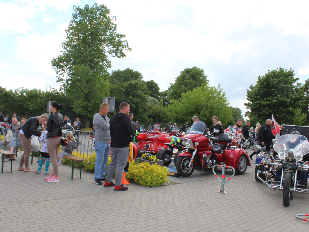 Piknik przy stadionie. Parada motocykli i aut tuningowych [AKTUALIZACJA]