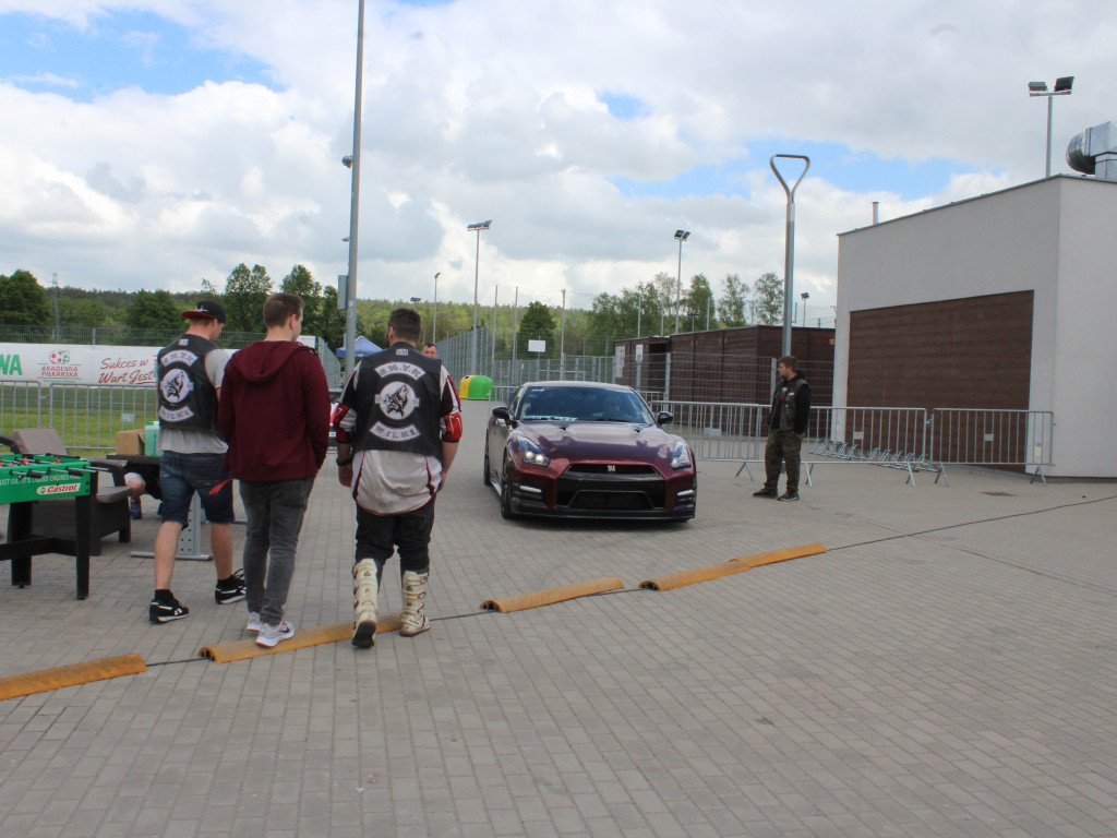 Piknik przy stadionie. Parada motocykli i aut tuningowych [AKTUALIZACJA]