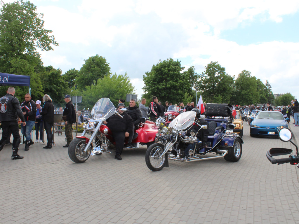 Piknik przy stadionie. Parada motocykli i aut tuningowych [AKTUALIZACJA]