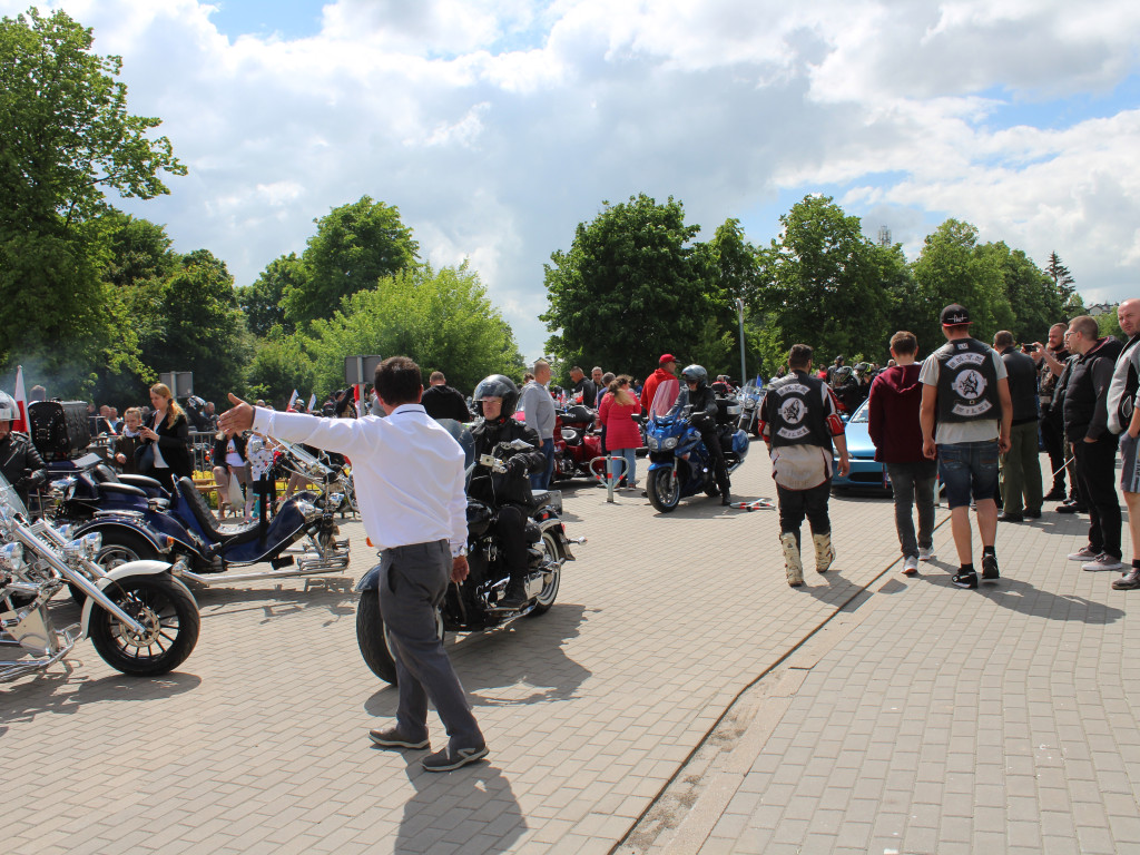 Piknik przy stadionie. Parada motocykli i aut tuningowych [AKTUALIZACJA]