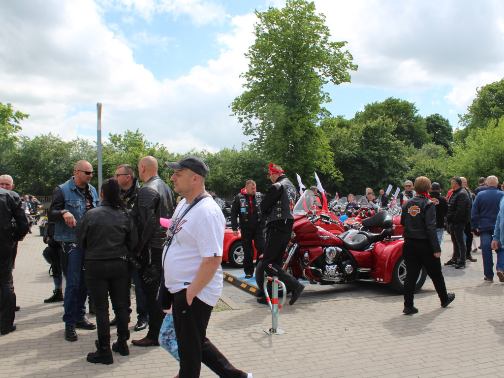 Piknik przy stadionie. Parada motocykli i aut tuningowych [AKTUALIZACJA]