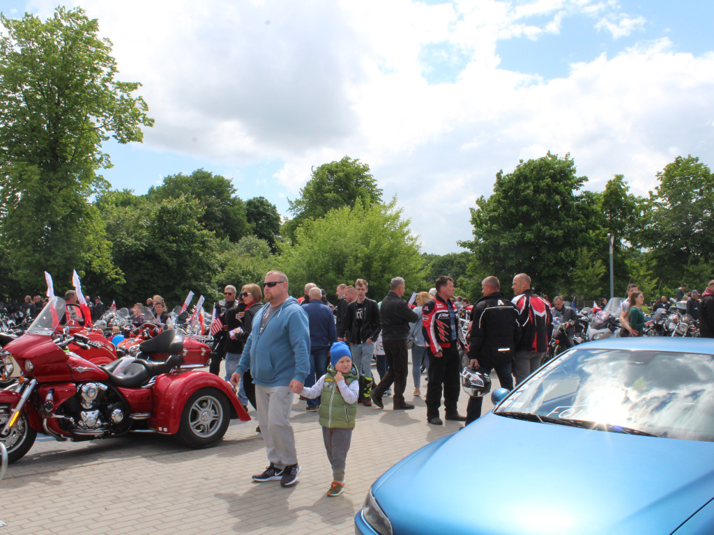 Piknik przy stadionie. Parada motocykli i aut tuningowych [AKTUALIZACJA]