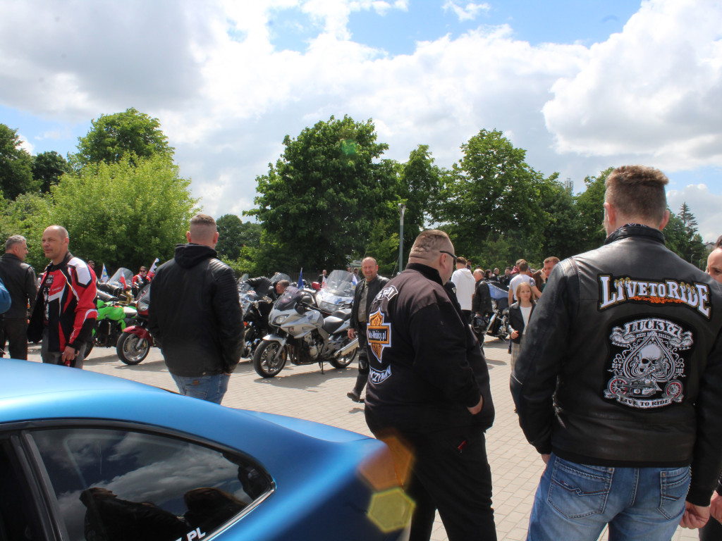 Piknik przy stadionie. Parada motocykli i aut tuningowych [AKTUALIZACJA]