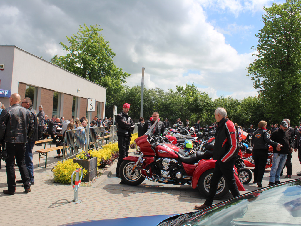 Piknik przy stadionie. Parada motocykli i aut tuningowych [AKTUALIZACJA]