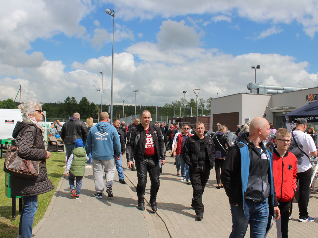 Piknik przy stadionie. Parada motocykli i aut tuningowych [AKTUALIZACJA]