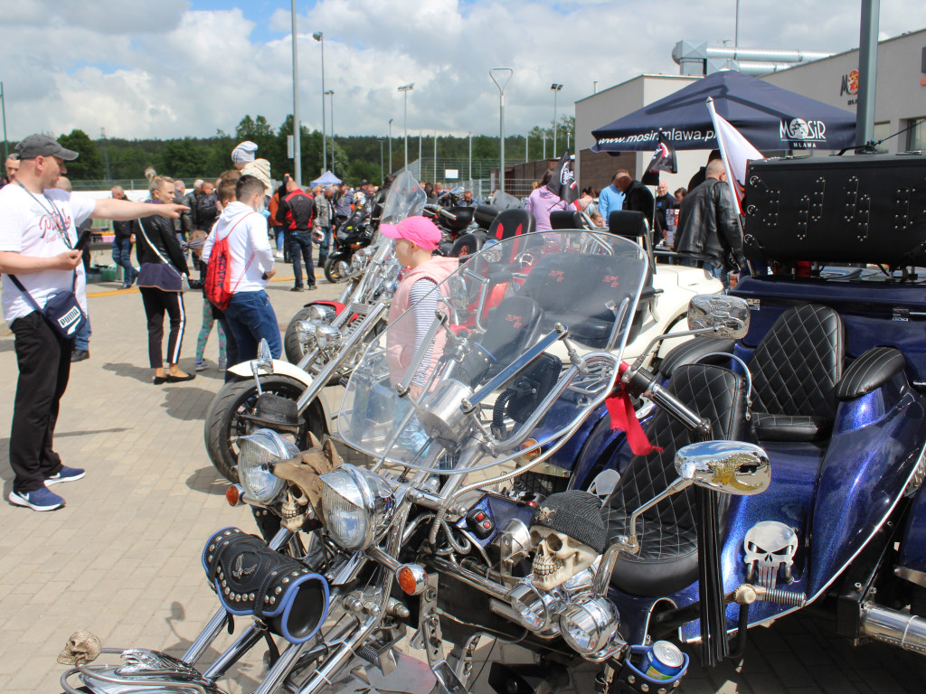 Piknik przy stadionie. Parada motocykli i aut tuningowych [AKTUALIZACJA]