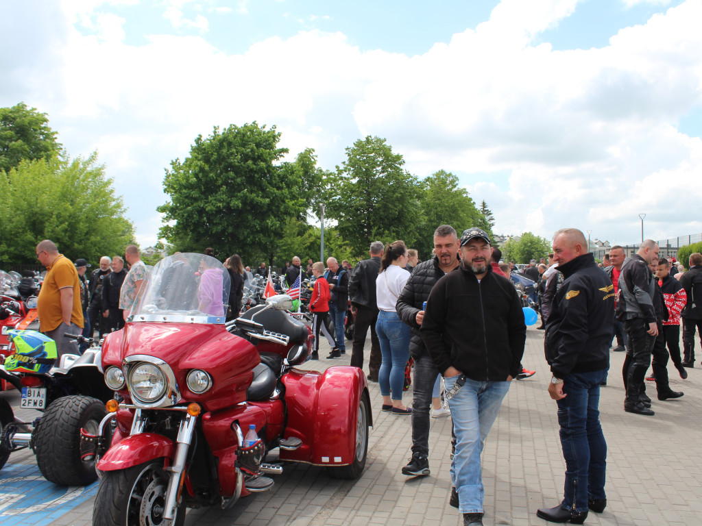 Piknik przy stadionie. Parada motocykli i aut tuningowych [AKTUALIZACJA]