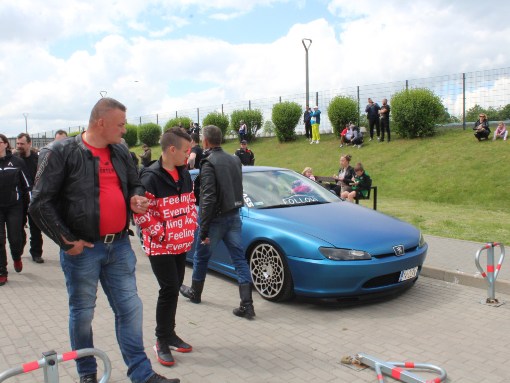 Piknik przy stadionie. Parada motocykli i aut tuningowych [AKTUALIZACJA]