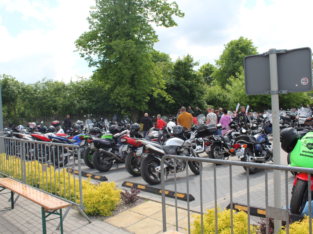 Piknik przy stadionie. Parada motocykli i aut tuningowych [AKTUALIZACJA]