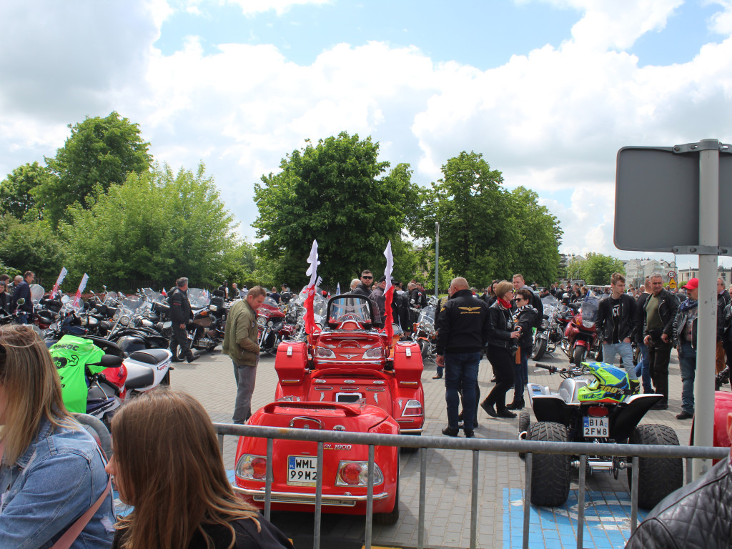 Piknik przy stadionie. Parada motocykli i aut tuningowych [AKTUALIZACJA]