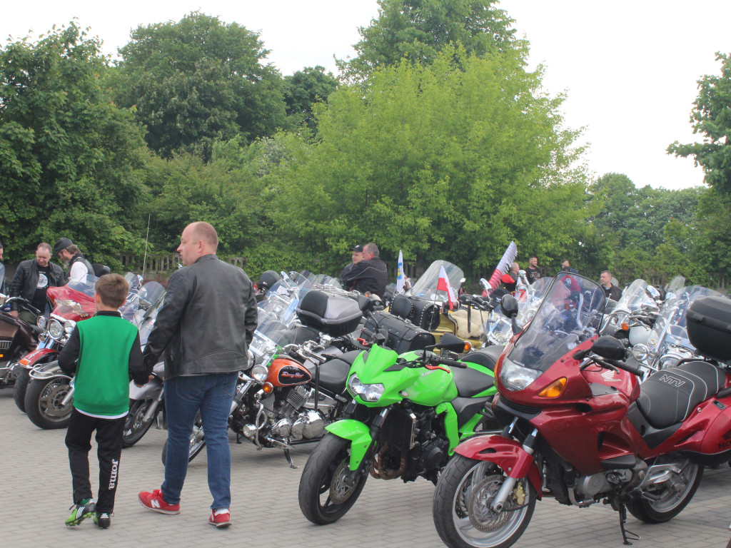 Piknik przy stadionie. Parada motocykli i aut tuningowych [AKTUALIZACJA]