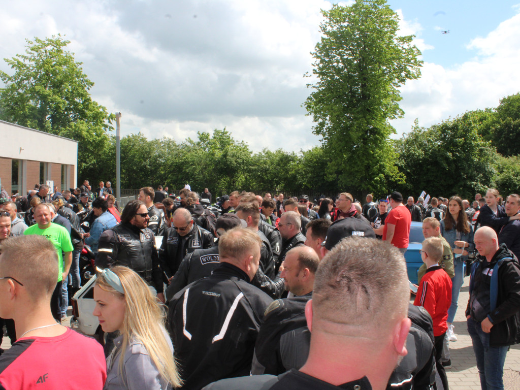 Piknik przy stadionie. Parada motocykli i aut tuningowych [AKTUALIZACJA]