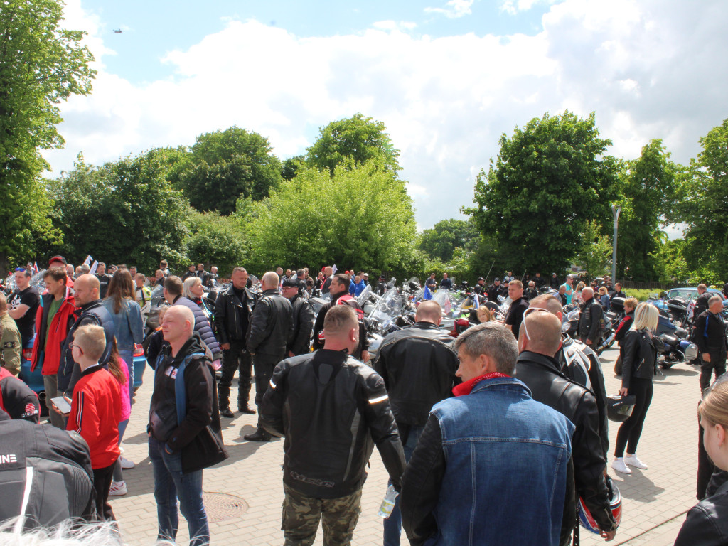 Piknik przy stadionie. Parada motocykli i aut tuningowych [AKTUALIZACJA]