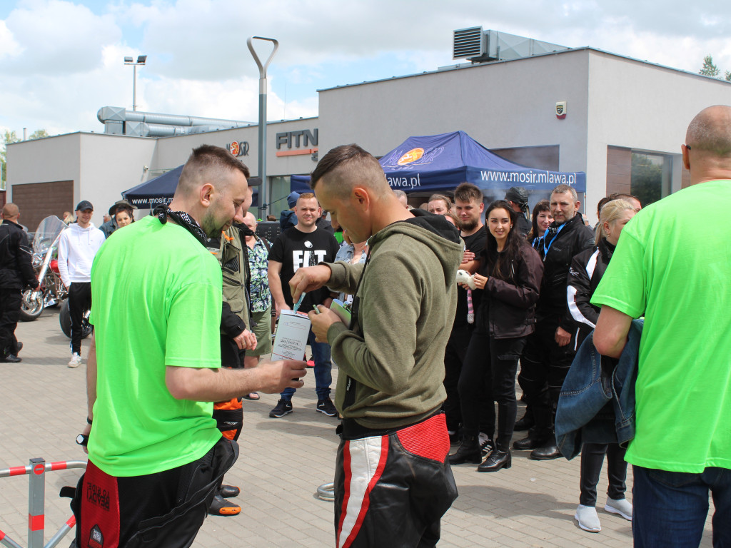 Piknik przy stadionie. Parada motocykli i aut tuningowych [AKTUALIZACJA]