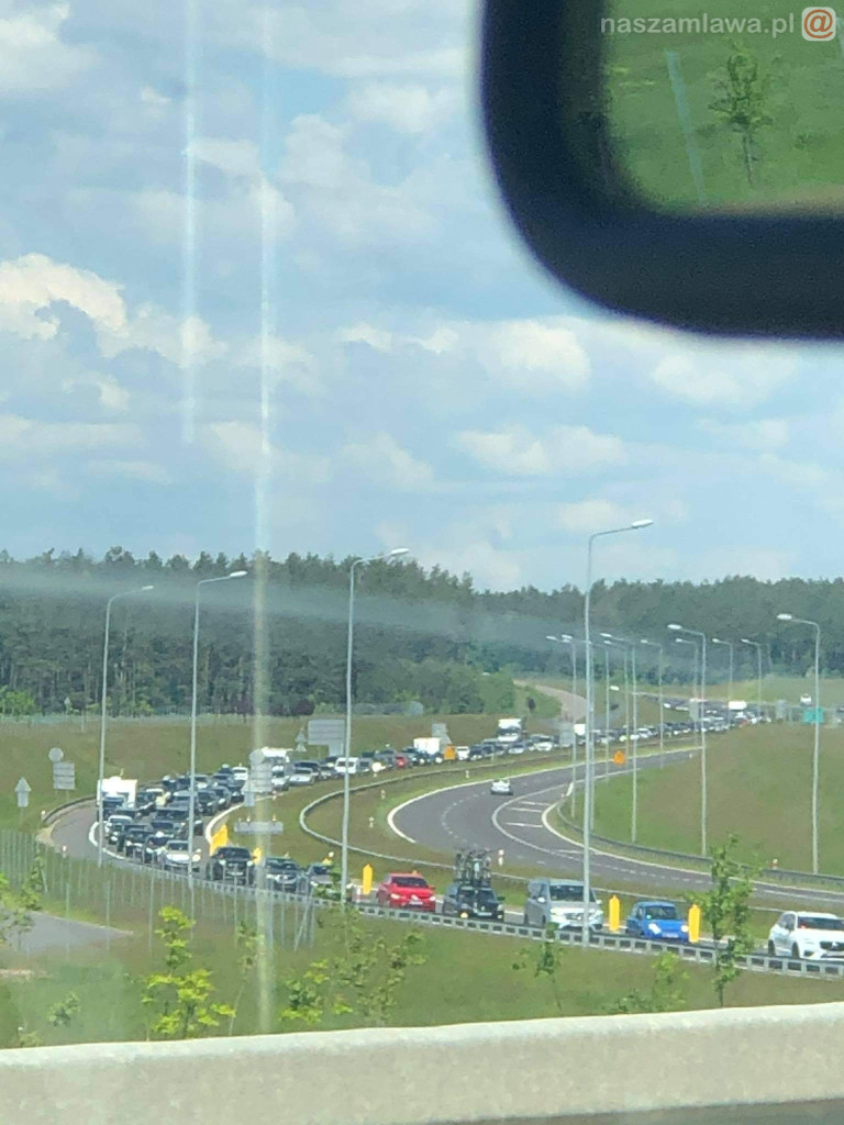 Gigantyczny korek na siódemce pod Mławą