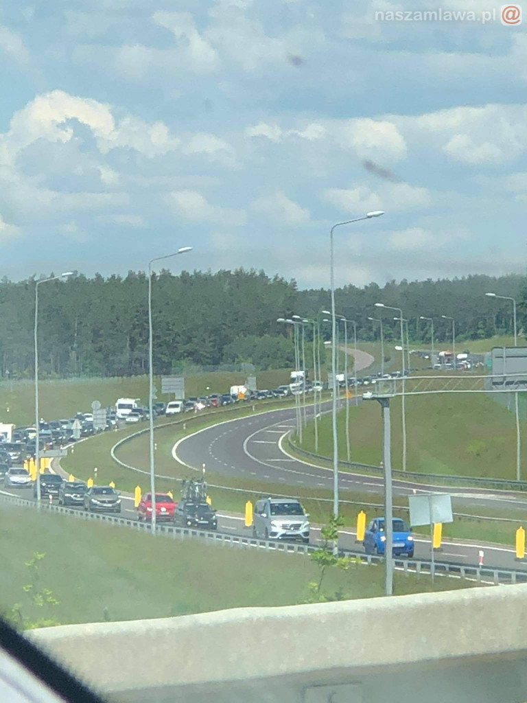 Gigantyczny korek na siódemce pod Mławą