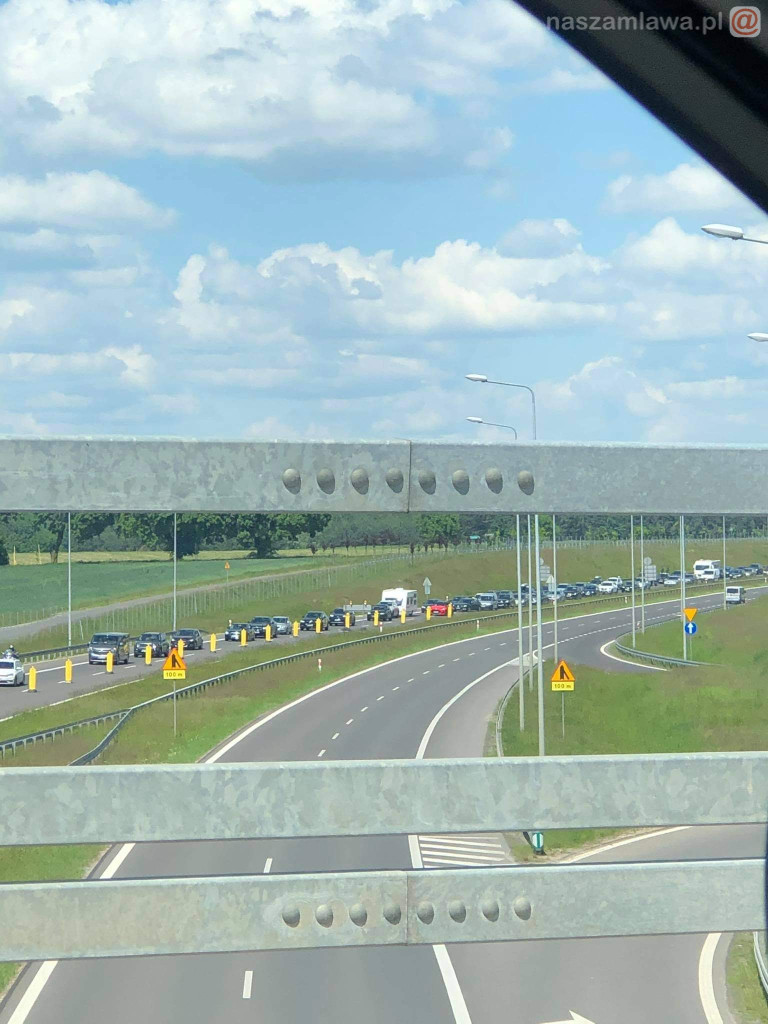 Gigantyczny korek na siódemce pod Mławą
