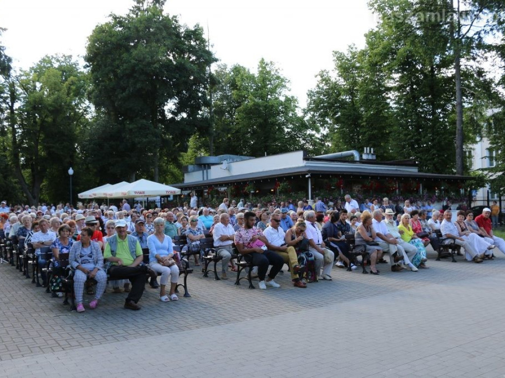 Mławianie na koncercie w parku [ZDJĘCIA]