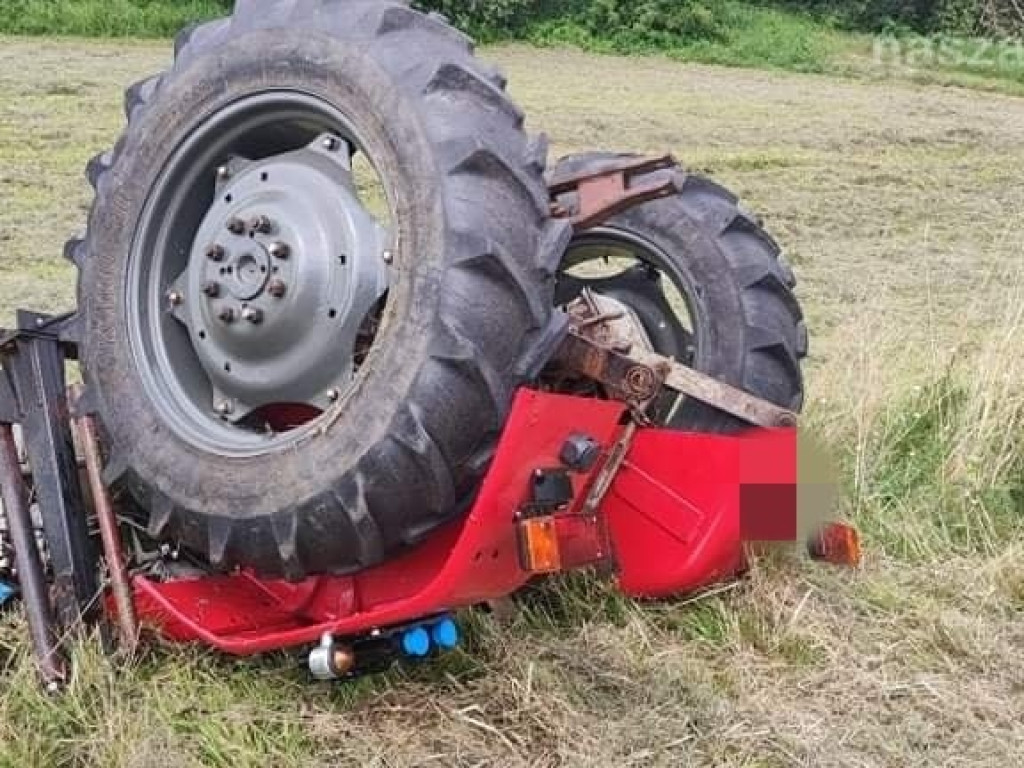 Rozbity ciągnik i samochód. Dwie osoby w szpitalu
