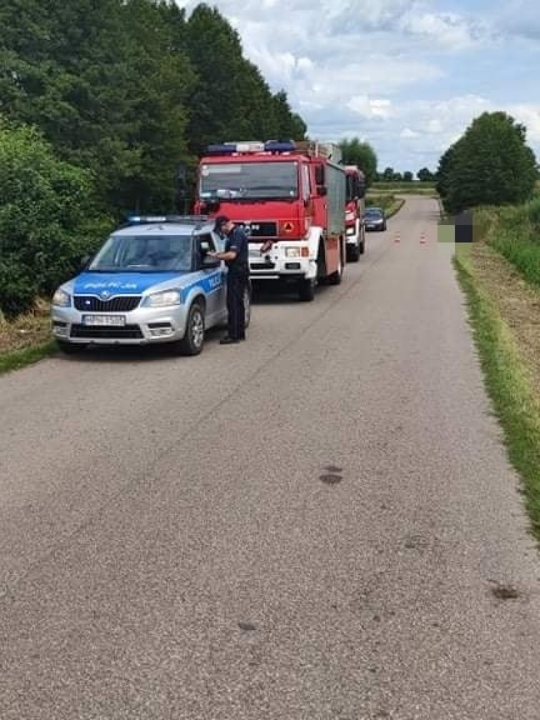 Rozbity ciągnik i samochód. Dwie osoby w szpitalu