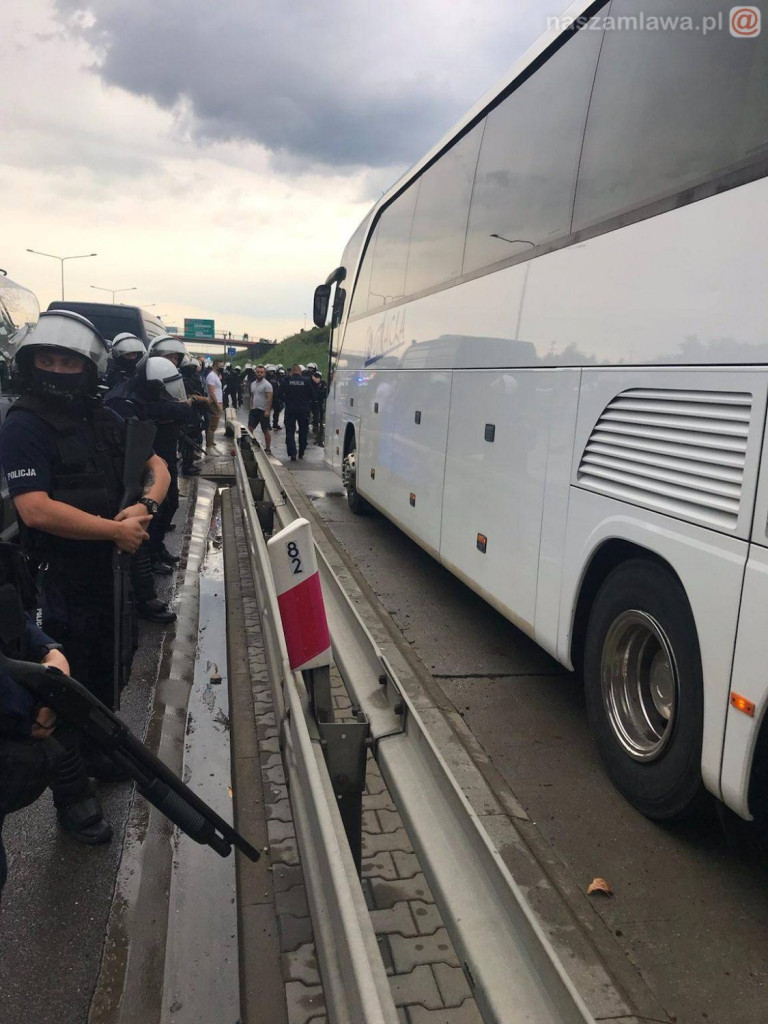 Mecz Legii Warszawa. Siły policyjne kontra kibice