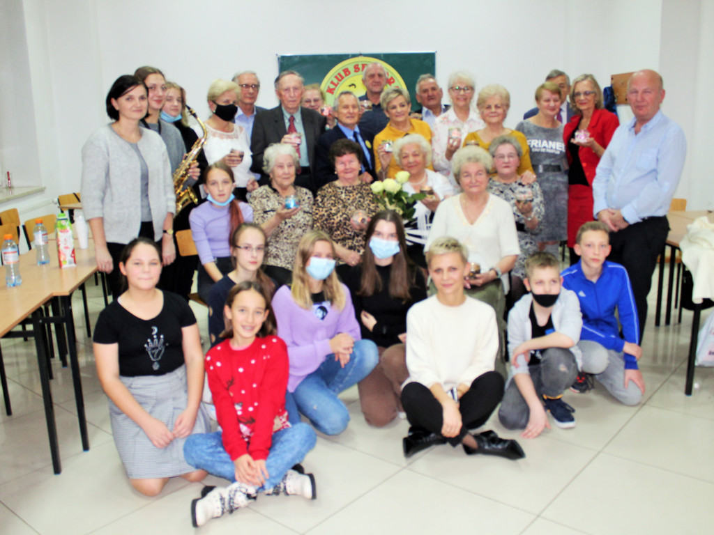 Seniorzy z Pogodnego Uśmiechu zatańczyli