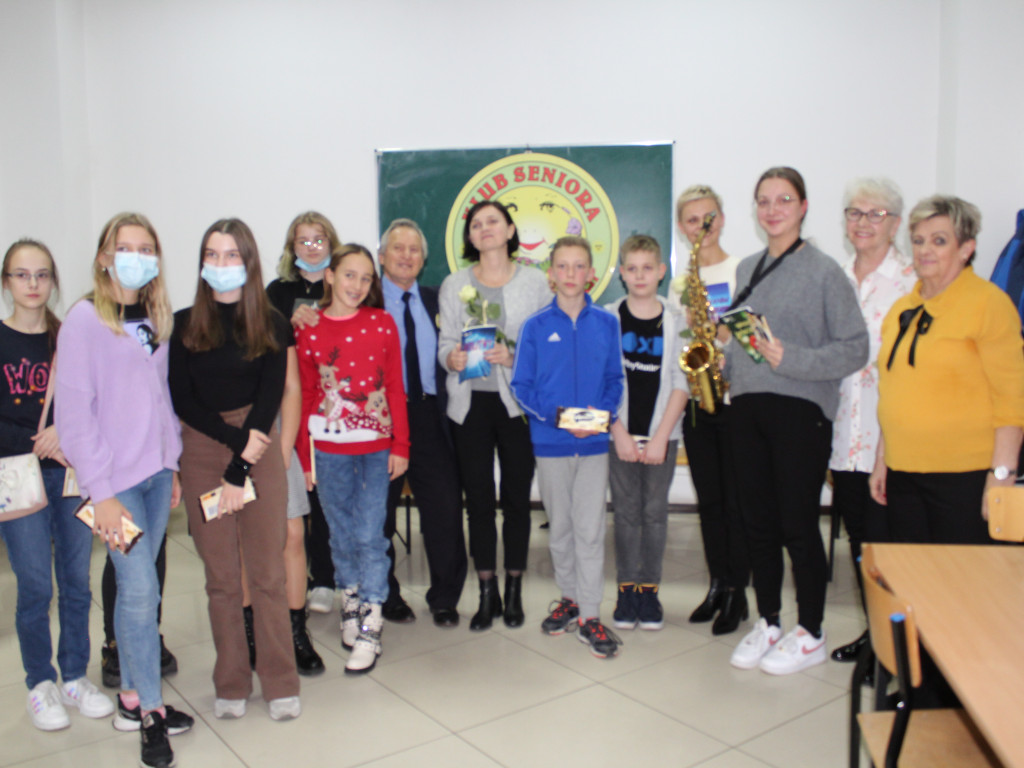 Seniorzy z Pogodnego Uśmiechu zatańczyli