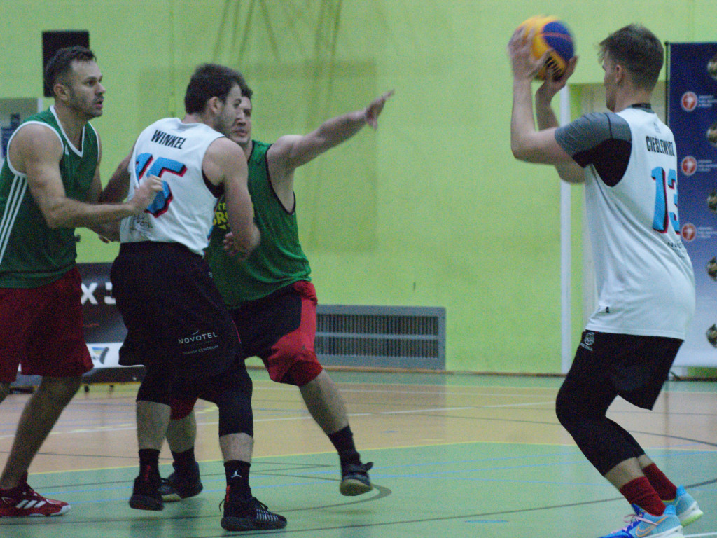 Rzut Bierwagena równo z syreną. Trójki dla Urbanka