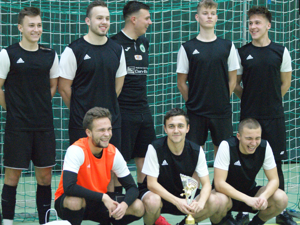 Mławianka z głównym trofeum. Młodzież na podium