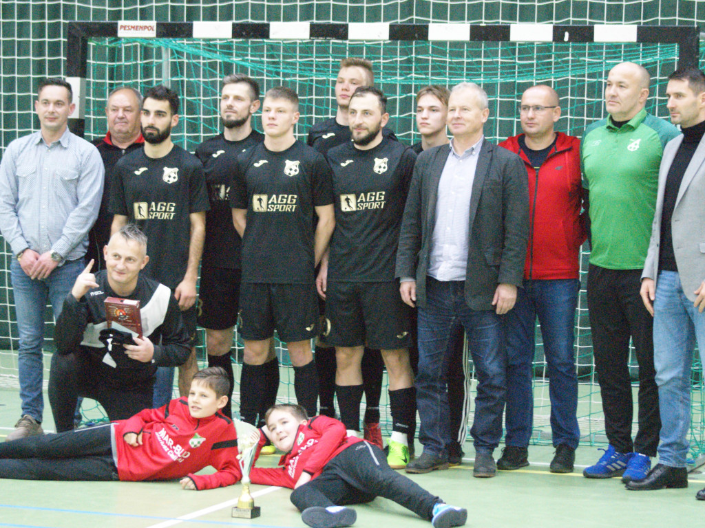 Mławianka z głównym trofeum. Młodzież na podium