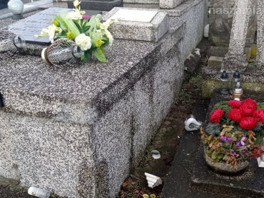 Duże zniszczenia na cmentarzu (Zdjęcia)
