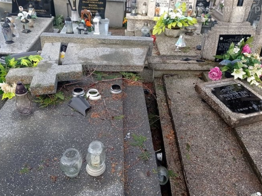 Duże zniszczenia na cmentarzu (Zdjęcia)