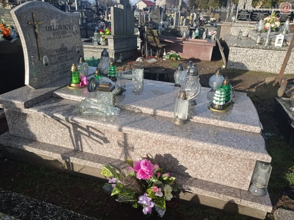Duże zniszczenia na cmentarzu (Zdjęcia)