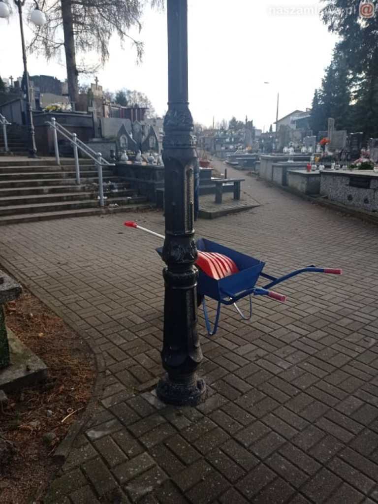 Duże zniszczenia na cmentarzu (Zdjęcia)