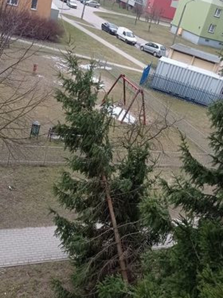 ZDJĘCIA zniszczeń i interwencji strażackich nadesłane przez czytelników