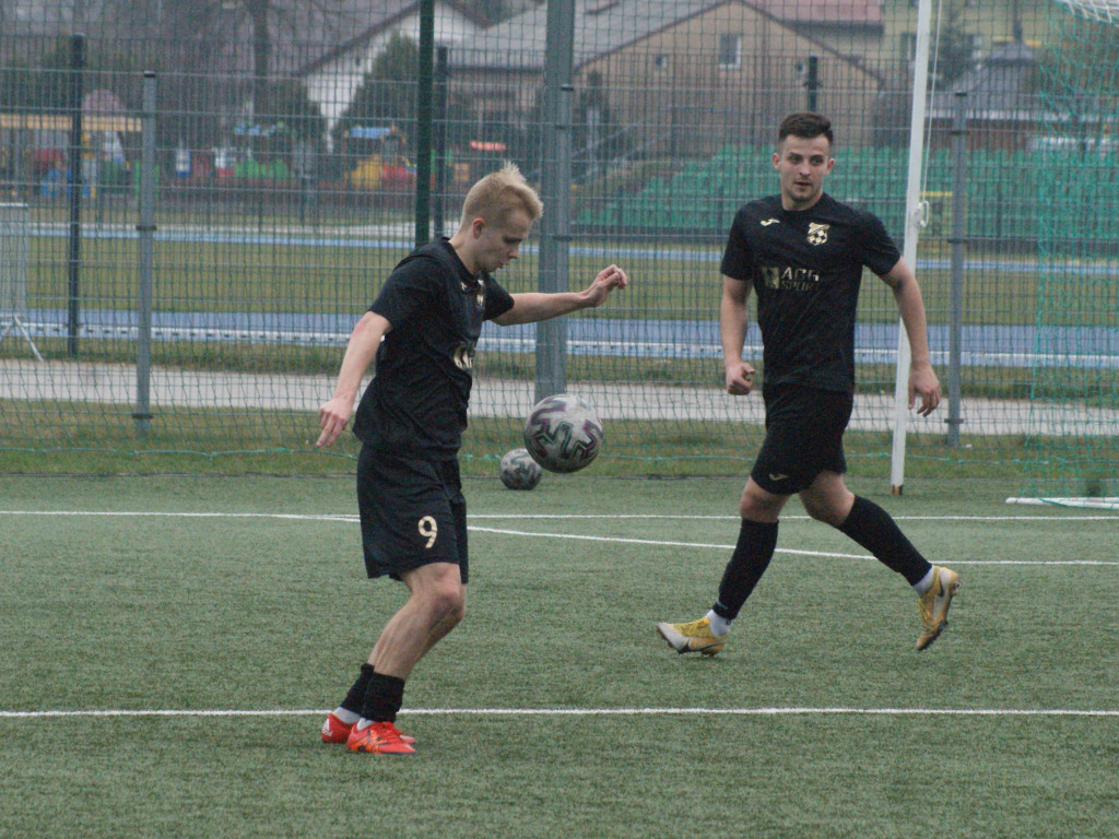 Tuzin goli z outsiderem.  Dwucyfrówka Mławianki