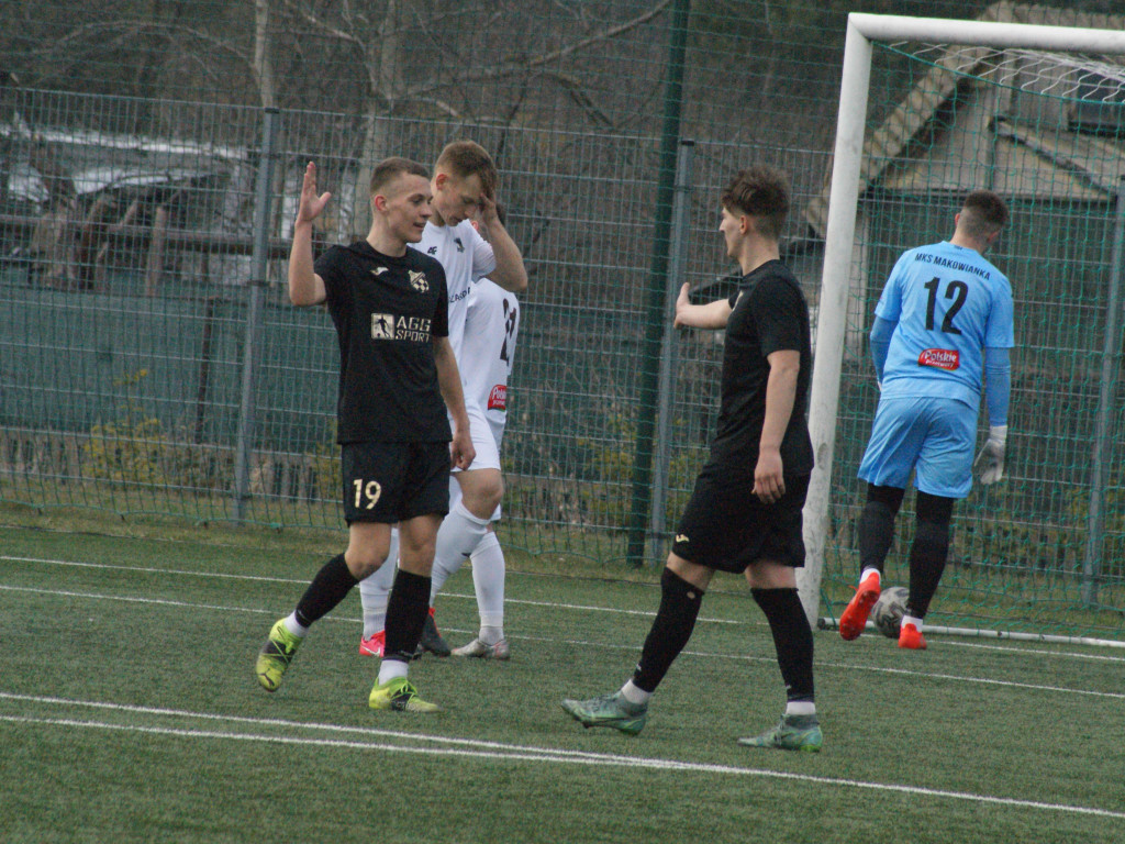 Tuzin goli z outsiderem.  Dwucyfrówka Mławianki