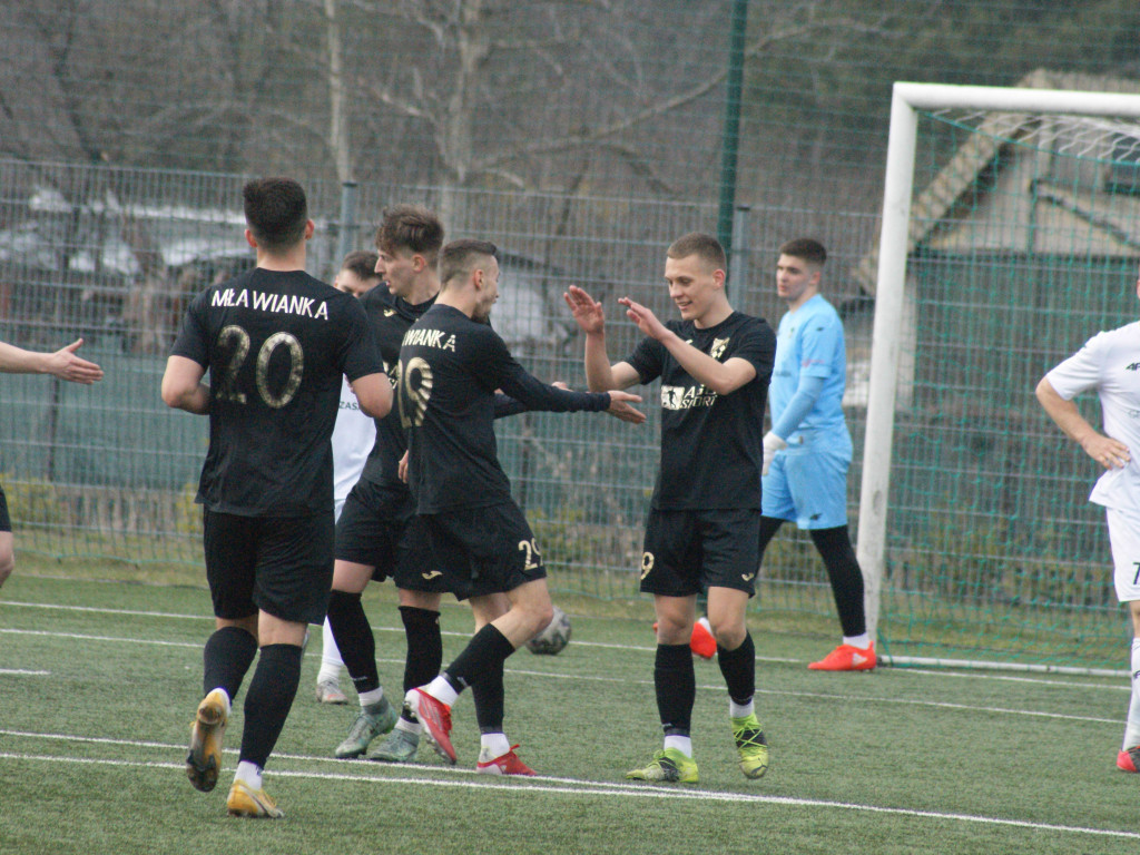 Tuzin goli z outsiderem.  Dwucyfrówka Mławianki