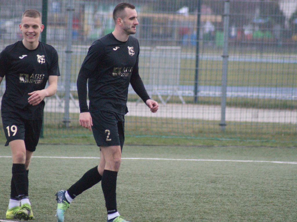 Tuzin goli z outsiderem.  Dwucyfrówka Mławianki